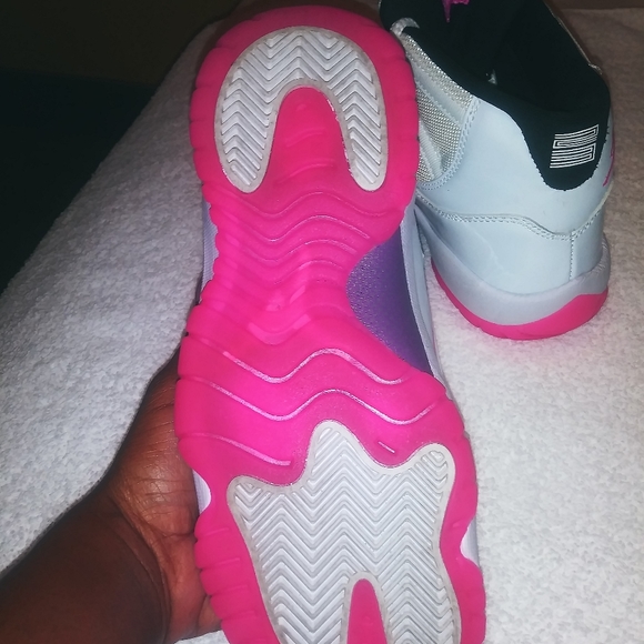 Women Jordan 11 - Picture 2 of 4
